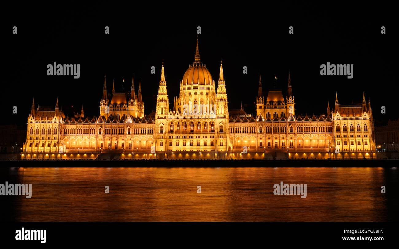 Parlamento ungherese edificio di notte Foto Stock
