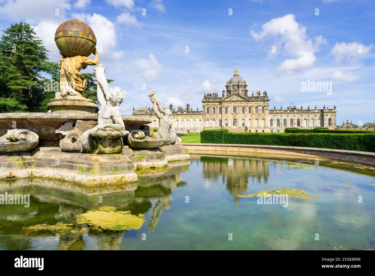 Castle Howard Yorkshire Atlas Fountain - Castle Howard è una casa di campagna inglese nel North Yorkshire Inghilterra Regno Unito Europa Foto Stock