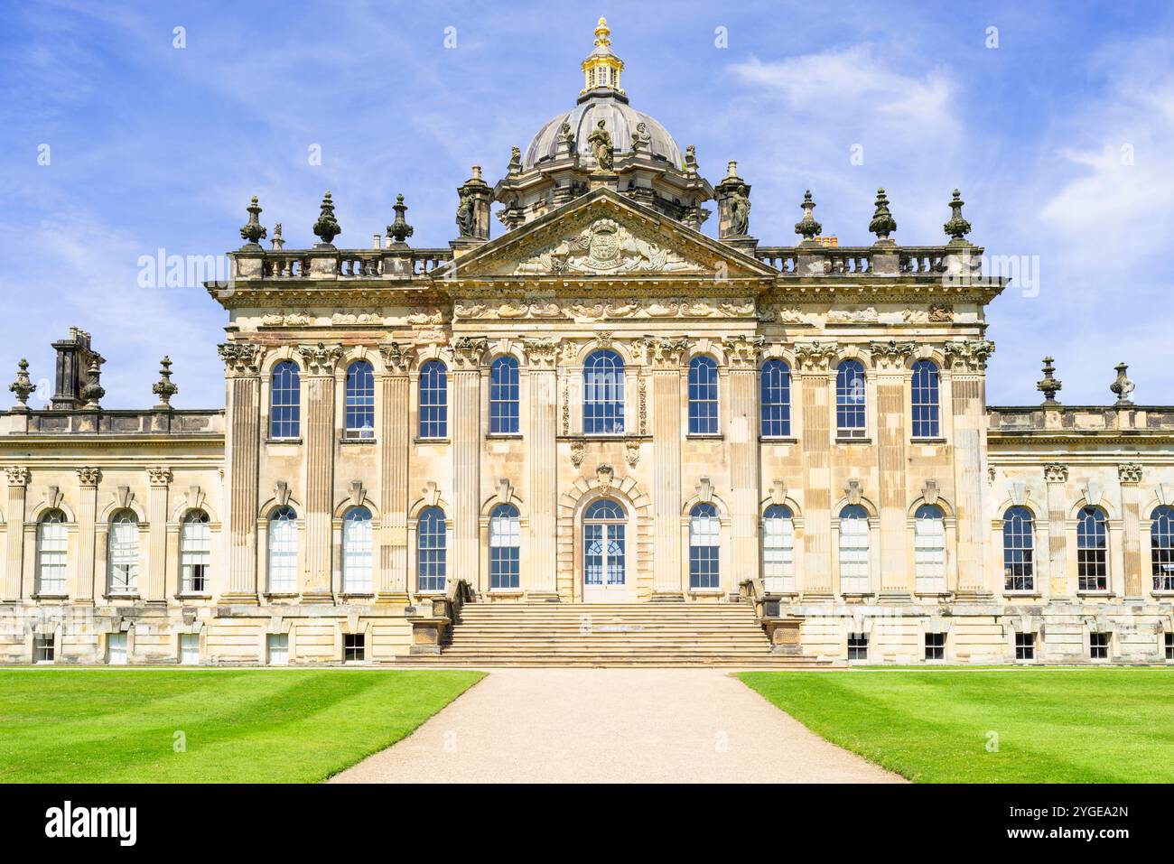 Castle Howard Yorkshire - fronte sud e prati formali di Castle Howard una casa di campagna inglese nel North Yorkshire Inghilterra Regno Unito Europa Foto Stock