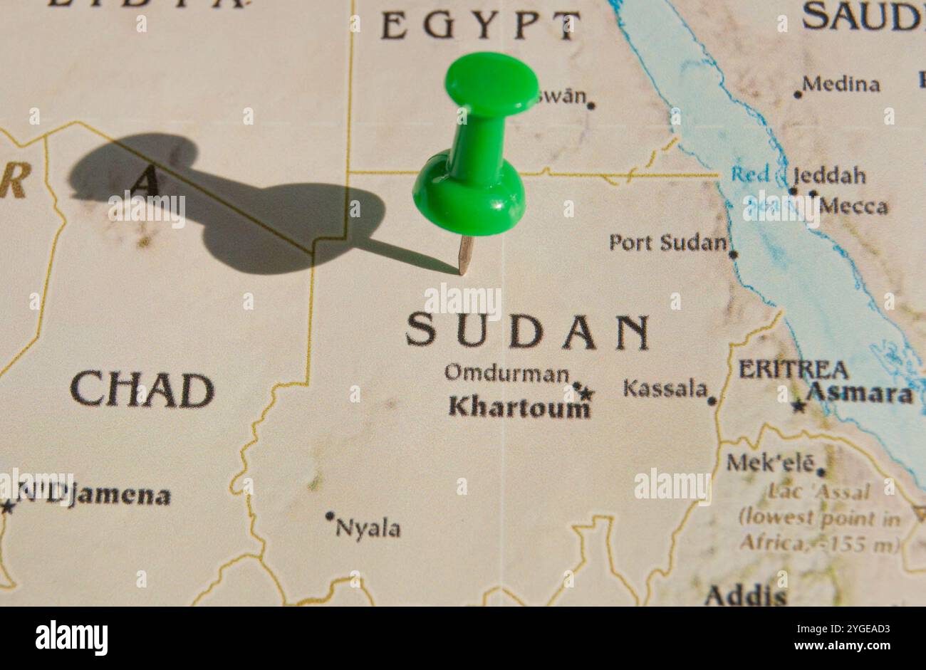 Semplice mappa del Sudan con una spilla verde che ne evidenzia la posizione, simboleggiando una regione colpita dalla guerra. Foto Stock