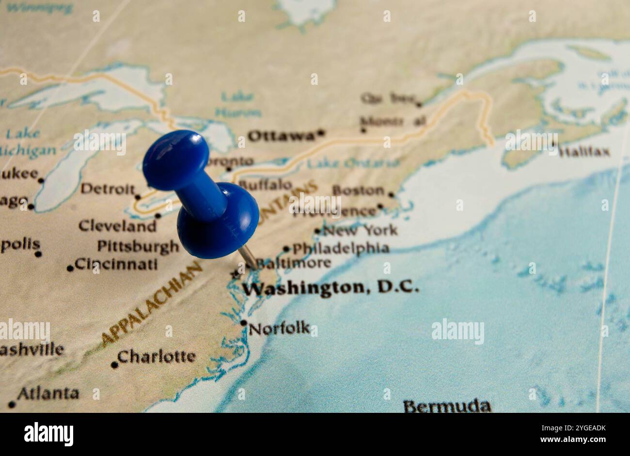 Mappa ravvicinata di Washington D.C. con una spilla blu che segna la città, ideale per viaggi o temi geografici. Foto Stock