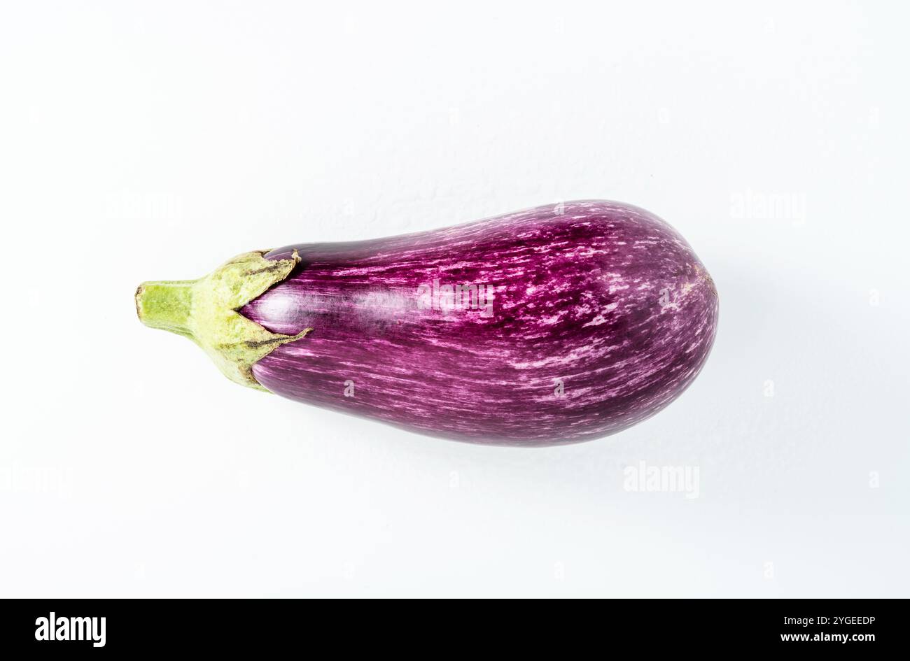 melanzane viola a chiazze su bianco. raccolto, ricetta, mercato Foto Stock