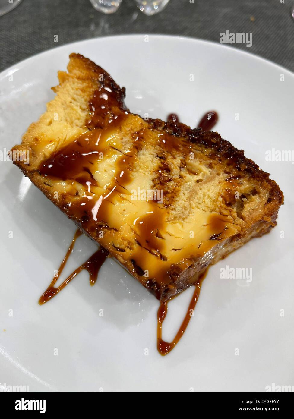 Budino con sciroppo di toffee. - Immagine stock catturata con smartphone