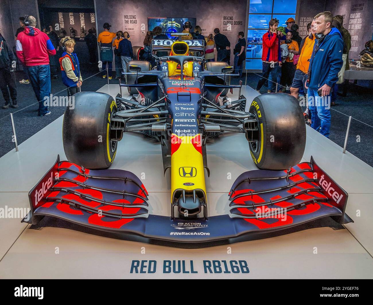Vista frontale della Red Bull Racing RB16B, 2021 Formula One Car guidata da Max Verstappen, in mostra alla fiera di Formula 1, Excel, Londra - Immagine stock catturata con smartphone Vista frontale della Red Bull Racing RB16B, 2021 Formula One Car guidata da Max Verstappen, in mostra alla fiera di Formula 1, Excel, Londra - Immagine stock catturata con smartphone