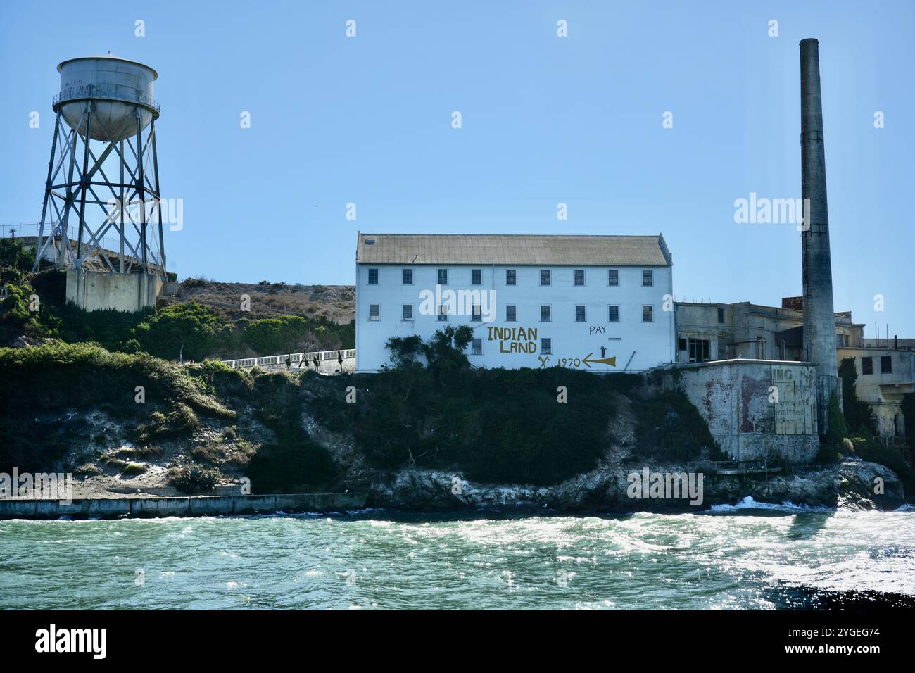 Edifici sull'isola di Alcatraz presi dall'acqua. Foto Stock