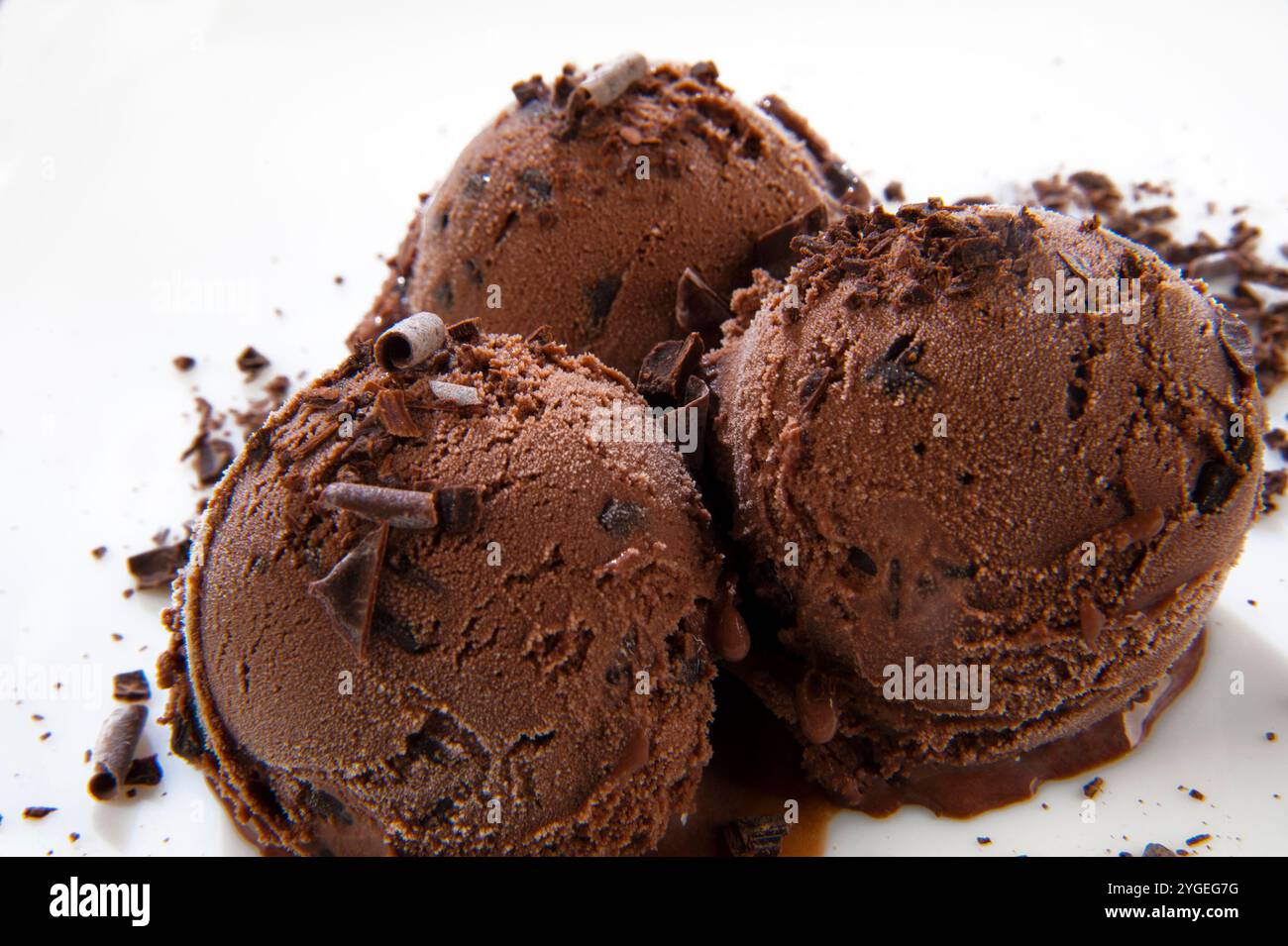 Palline di gelato al cioccolato servite su un piattino bianco Foto Stock