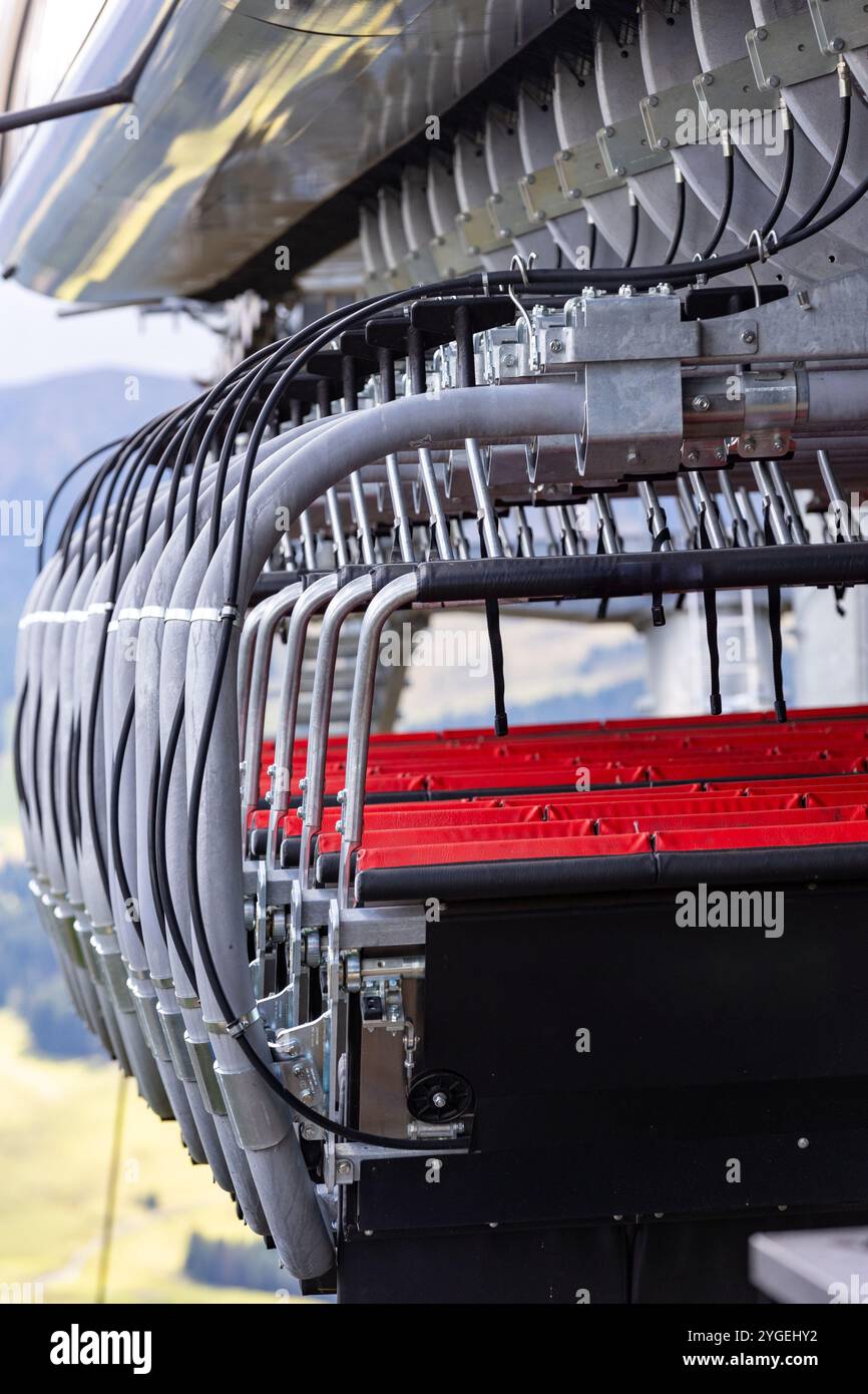 Seggiovia, tante cabine in attesa della stagione alla stazione, Dolomiti Alpe di Siusi, Italia in estate Foto Stock