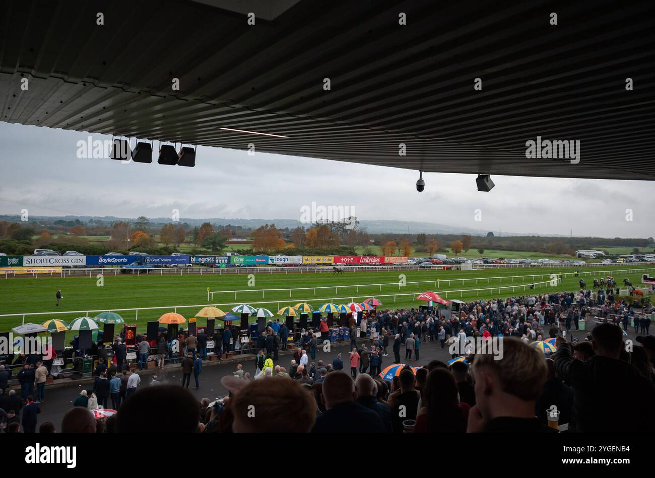 I runner passano davanti agli stand dell'Eventco Marquees handicap Steeplechase a Down Royal, vinto da History of Fashion e Harry Sexton. Foto Stock
