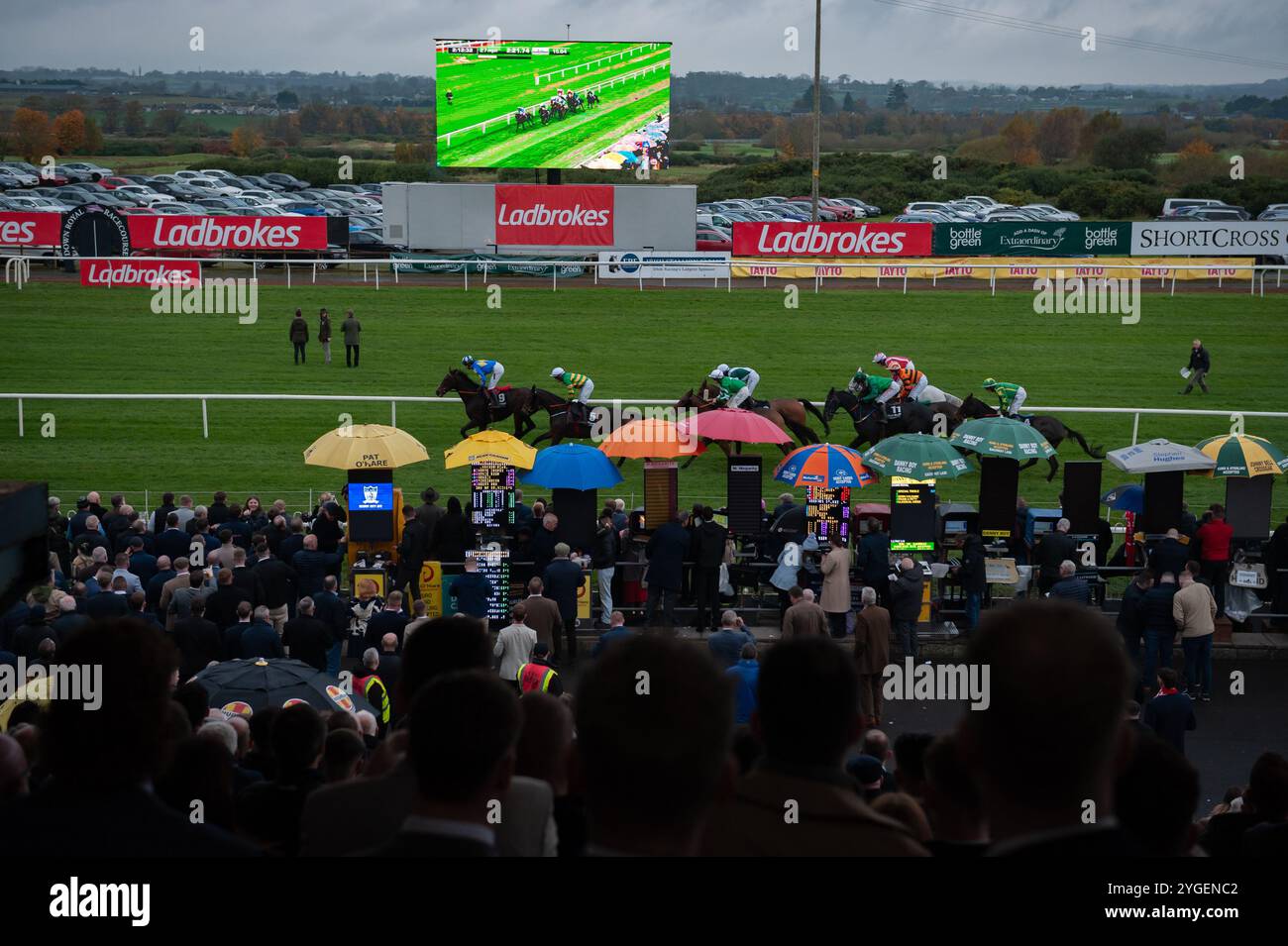 I runner passano davanti agli stand dell'Eventco Marquees handicap Steeplechase a Down Royal, vinto da History of Fashion e Harry Sexton. Foto Stock