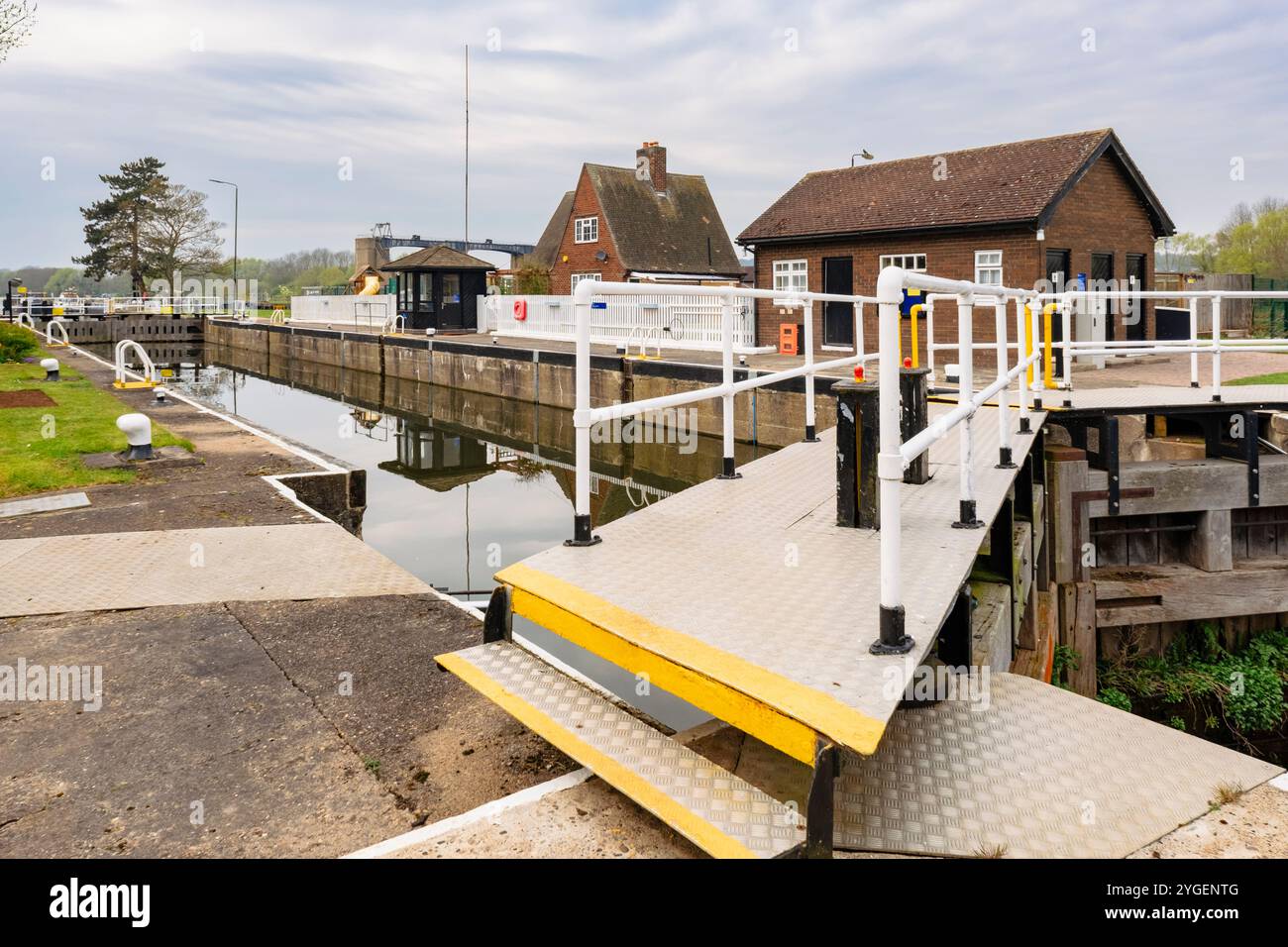 New Holme Lock con Colwick Sluices oltre sul fiume Trent. Nottingham, Nottinghamshire, Inghilterra, Regno Unito, Gran Bretagna Foto Stock