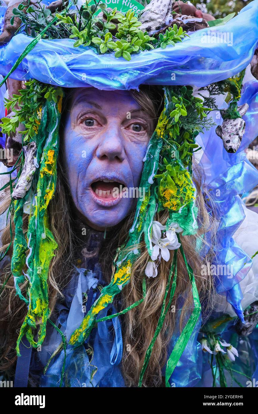 Un manifestante di Save the Wye in costume da creatura marina alla manifestazione March for Clean Water, Londra, Regno Unito Foto Stock