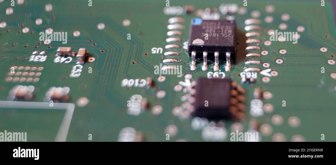 Immagine del connettore per il concetto industriale di semiconduttori e microchip. Componenti elettronici saldati sulla scheda. Foto Stock