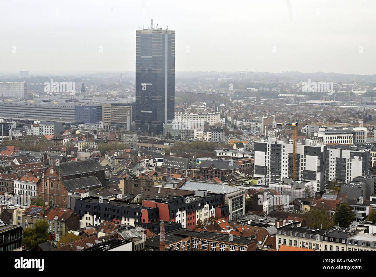 Bruxelles, Belgio. 7 novembre 2024. Vista aerea dalla ruota gigante di Poelaert Place (Poelaertplein) mostra uno skyline di Bruxelles con l'edificio della torre chiamato Tour du Midi - Zuidertoren a Bruxelles, giovedì 7 novembre 2024. BELGA PHOTO ERIC LALMAND credito: Belga News Agency/Alamy Live News Foto Stock