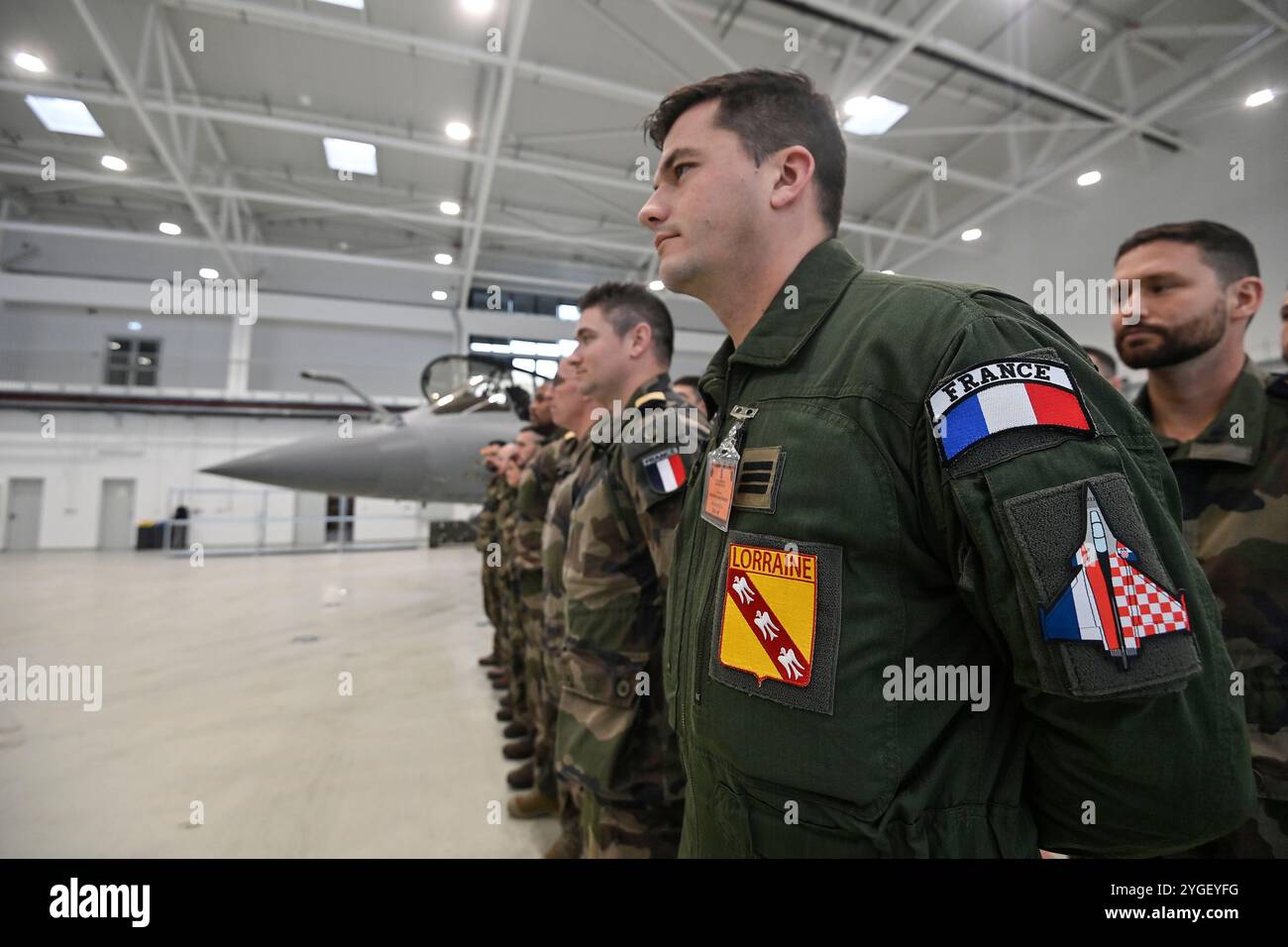 Zagabria, Croazia. 7 novembre 2024. I membri dell'aeronautica militare croata e francese sono visti accanto agli aerei da caccia Dassault Rafale prima dell'esercitazione Agile Combat Employment in Croazia e Francia presso la caserma del colonnello Marko Živković a Velika Gorica, Croazia, il 7 novembre 2024. Foto: Igor Soban/PIXSELL credito: Pixsell/Alamy Live News Foto Stock