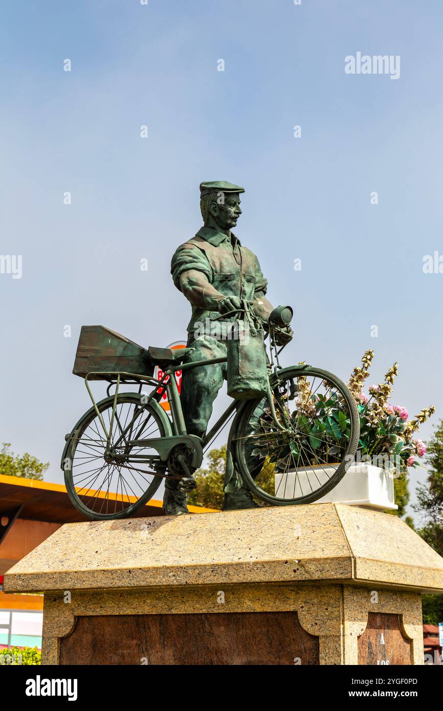 Uomo con statua in bicicletta, Monumento ai lavoratori spagnoli a Gibilterra il 1° giugno 2003, la Línea de la Concepción, Spagna Foto Stock