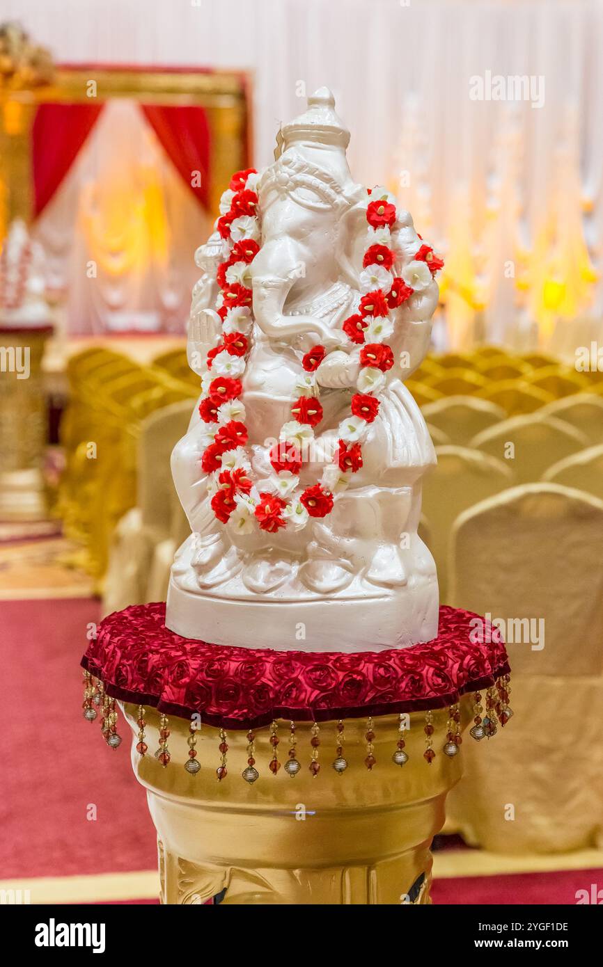 Statua ornata dell'elefante per matrimoni indiani per un decor tradizionale Foto Stock