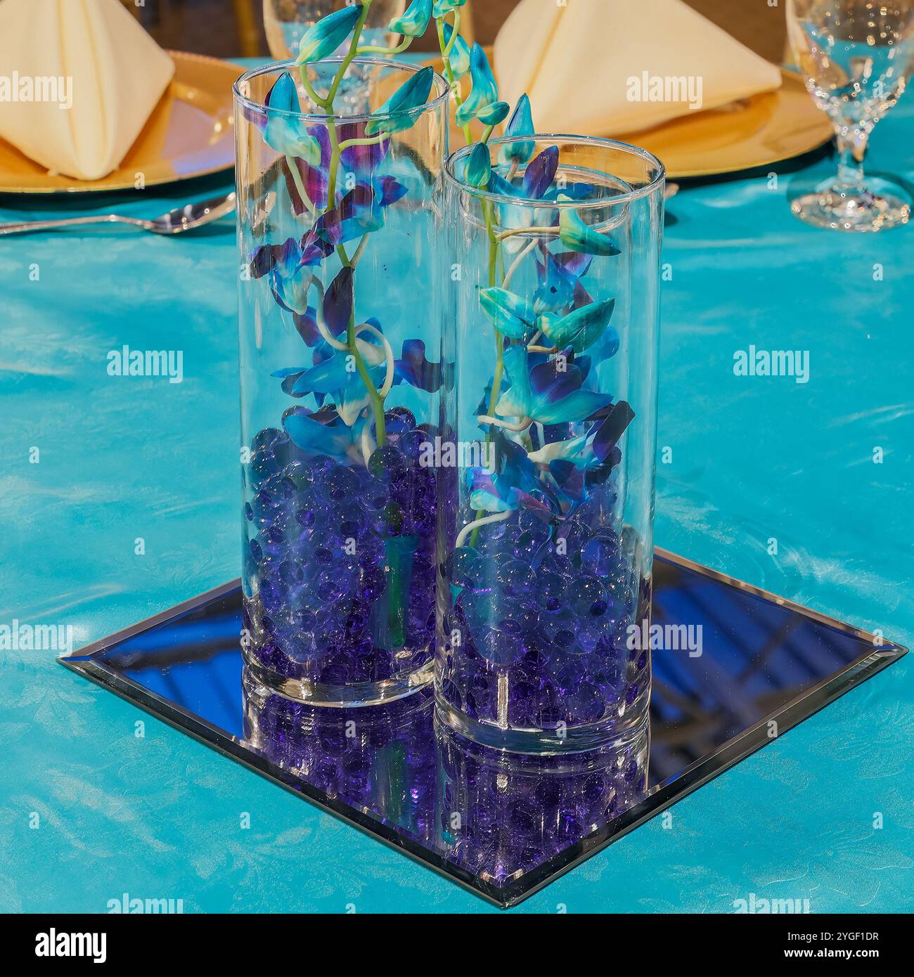 Elegante tavolo blu floreale per matrimoni indiani con decorazioni floreali tradizionali Foto Stock