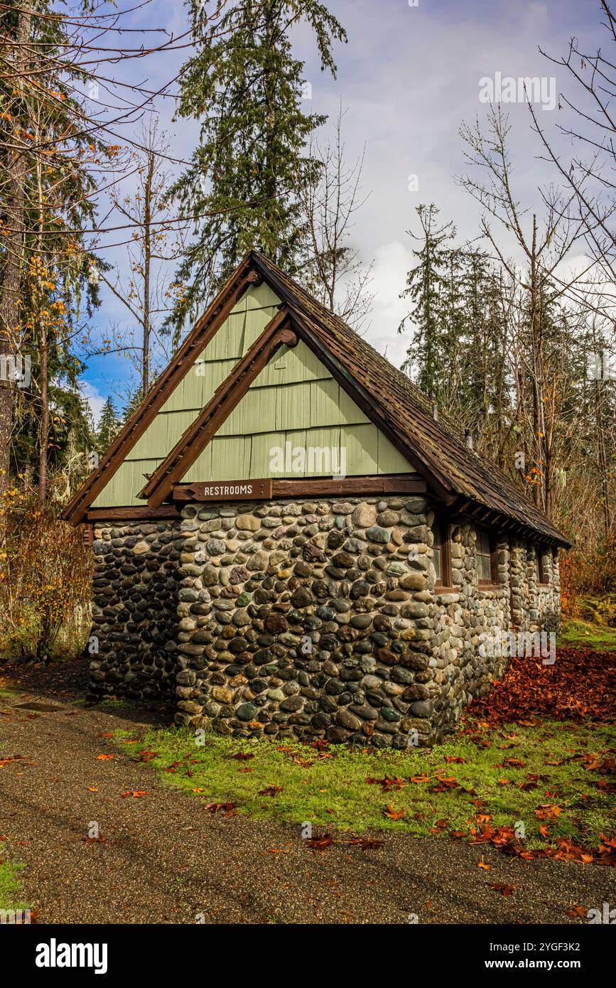 Edificio con servizi igienici costruito con materiali naturali in stile rustico del National Park Service nello Schafer State Park, nello stato di Washington, USA Foto Stock