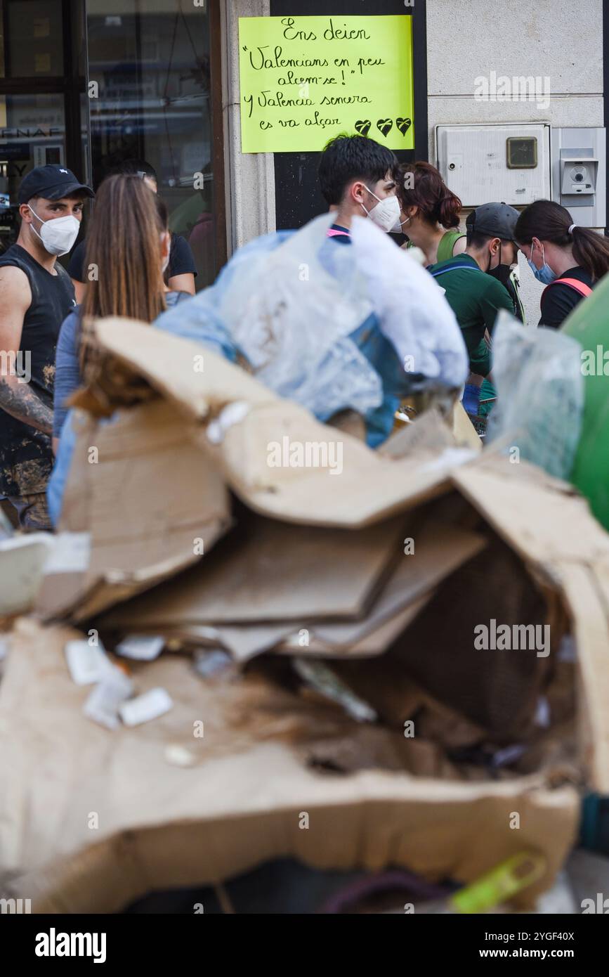 Alfafar, Valencia, Spagna - 7 novembre 2024 - le conseguenze e gli effetti di DANA sugli edifici e sulle automobili sono catastrofici. La gente lavora senza riposo, volontari e abitanti. Messaggi scritti con fango o marcatori sono ovunque, messaggi diretti a politici e volontari arrivati da tutta la Spagna. Crediti: Roberto Arosio/Alamy Live News Foto Stock