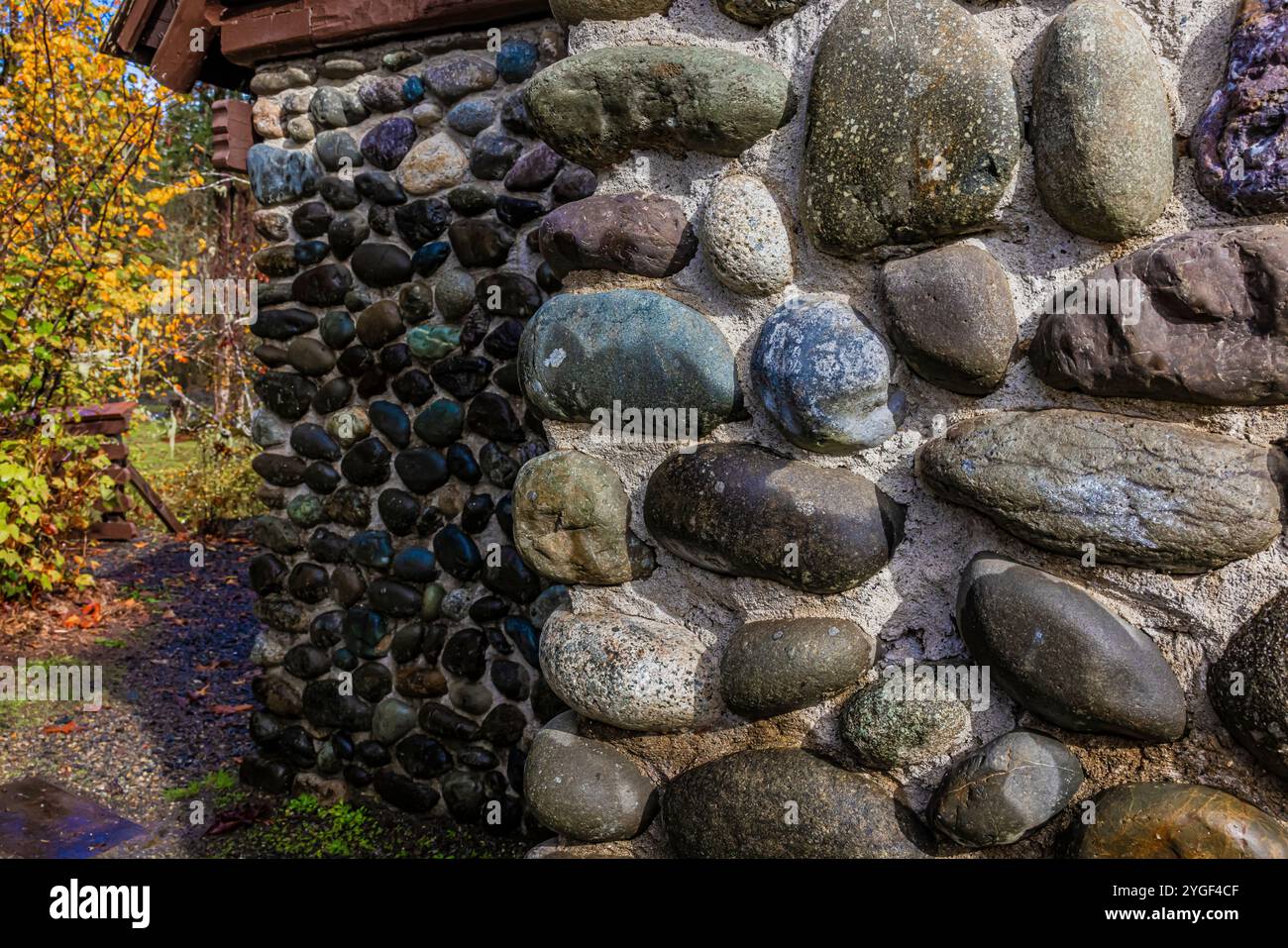 Edificio con servizi igienici costruito con materiali naturali in stile rustico del National Park Service nello Schafer State Park, nello stato di Washington, USA Foto Stock