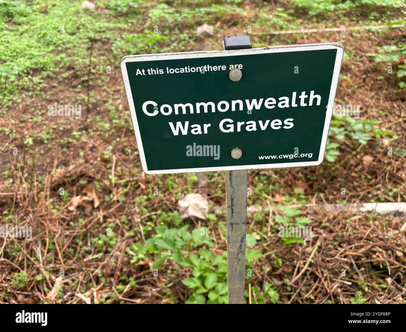 Insegna verde Commonwealth War Graves nel cimitero, Ramsholt, Suffolk, Inghilterra, Regno Unito Foto Stock