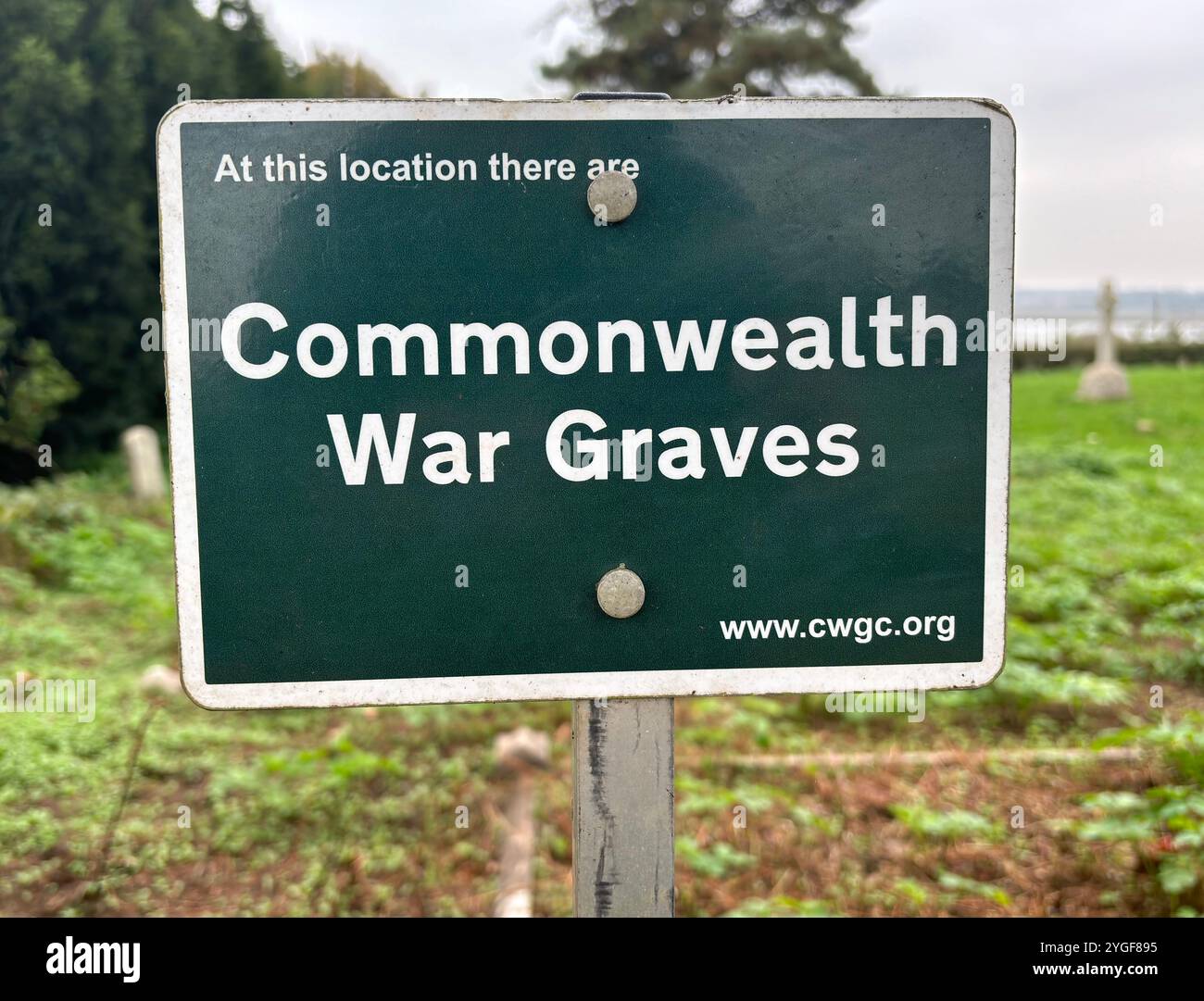 Insegna verde Commonwealth War Graves nel cimitero, Ramsholt, Suffolk, Inghilterra, Regno Unito Foto Stock