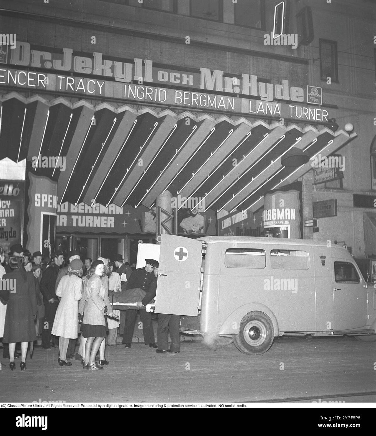 Il cinema Rigoletto su Kungsgatan a Stoccolma in Svezia il 27 aprile 1943. All'esterno del cinema si vedono i registi che mostrano il film americano Dr. Jekyll e Mr. Hyde in cui la star svedese Ingrid Bergman interpreta uno dei ruoli principali contro l'attore americano Spencer Tracy. Si svolge anche un dramma in cui un'ambulanza arriva a prendere una persona svenuta. Il motivo potrebbe essere che il film era così spaventoso, ma questa è un'ipotesi. Kristoffersson rif. DD69-3 Foto Stock