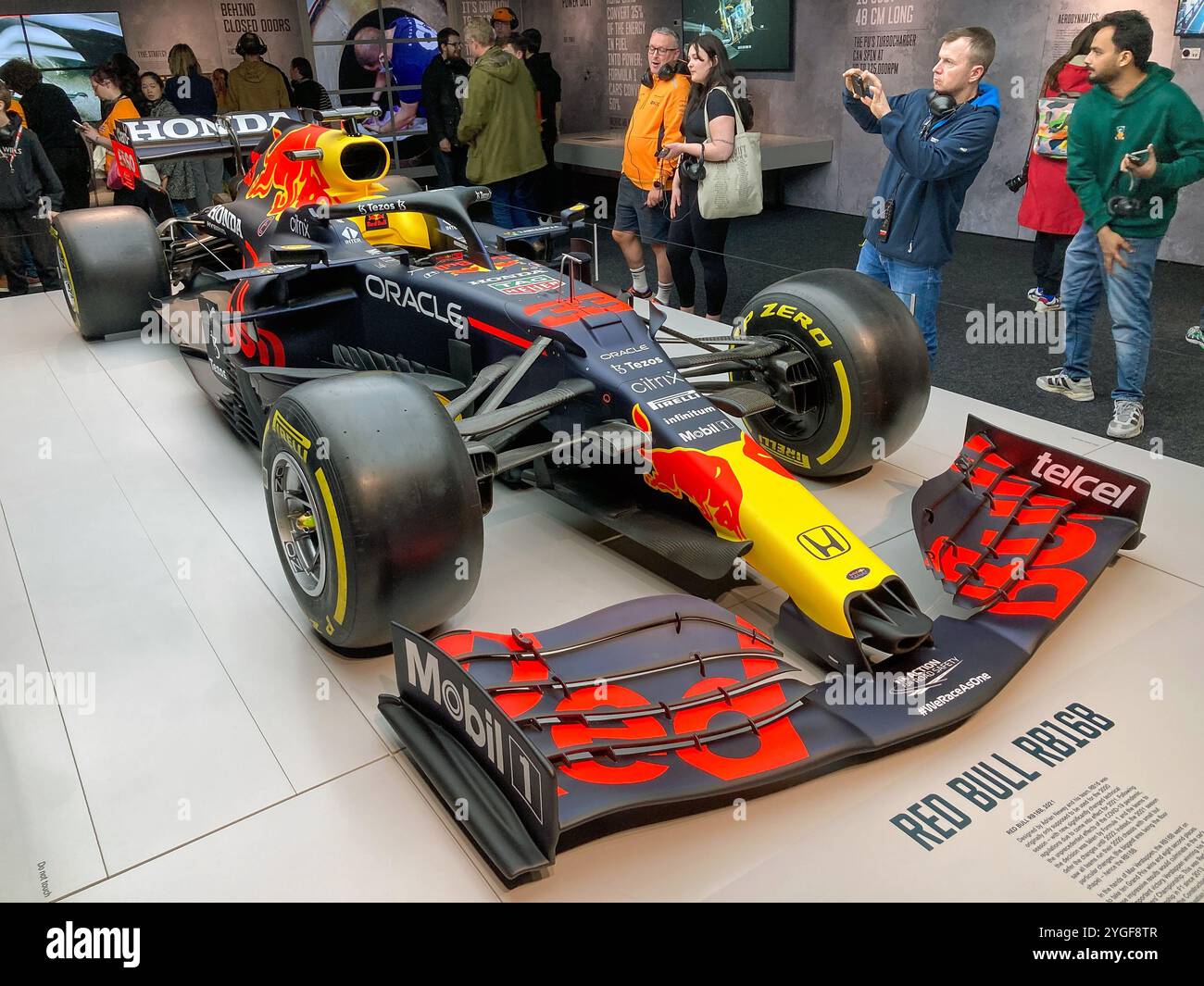 Vista frontale di tre quarti della Redbull Racing RB16B, 2021 Formula 1 guidata da Max Verstappen, in mostra alla fiera di Formula 1 Foto Stock