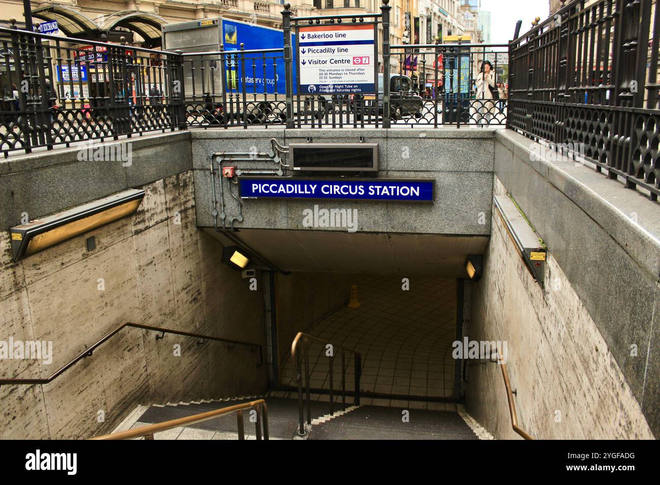 Londra Regno Unito - 11 settembre 2017: Vista dall'angolo verso il basso della stazione della metropolitana di Piccadilly Circus, ingresso a Londra, con architettura storica e ACC Foto Stock