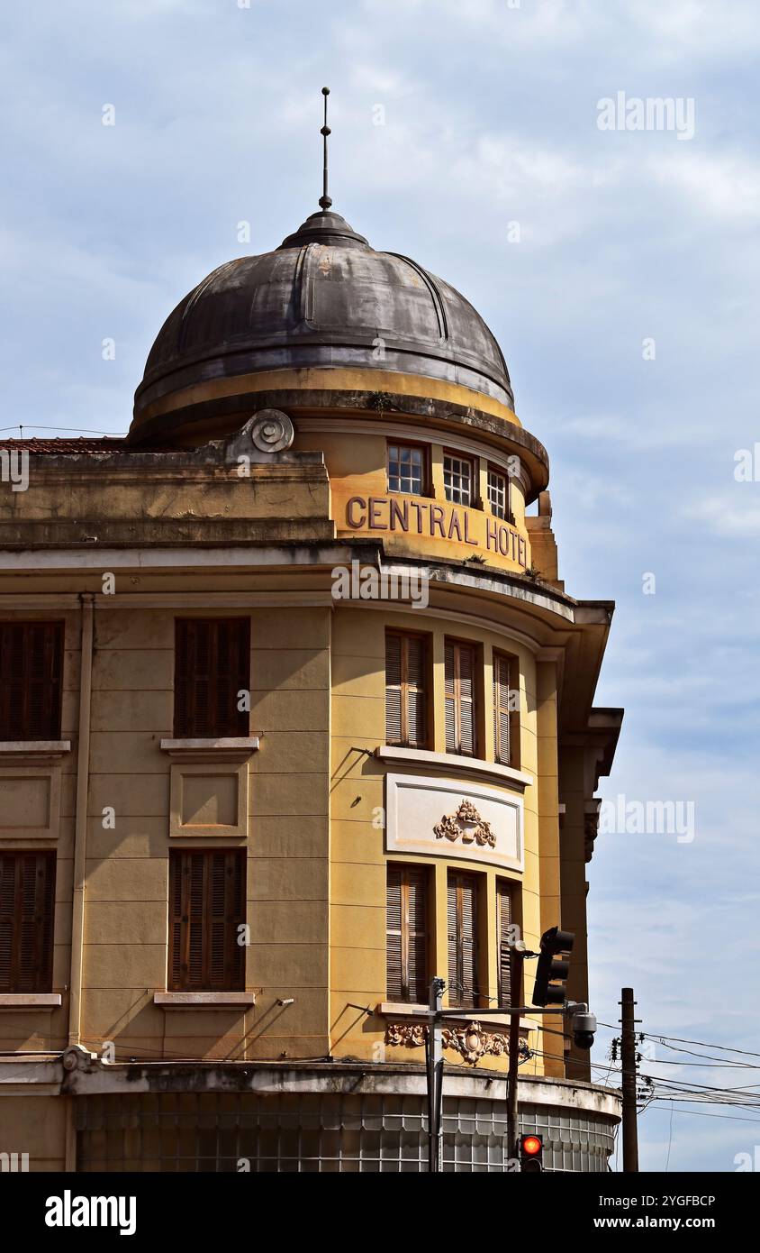 RIBEIRAO PRETO, SAN PAOLO, BRASILE - 17 aprile 2023: Facciata antica dell'hotel centrale (dettaglio) Foto Stock