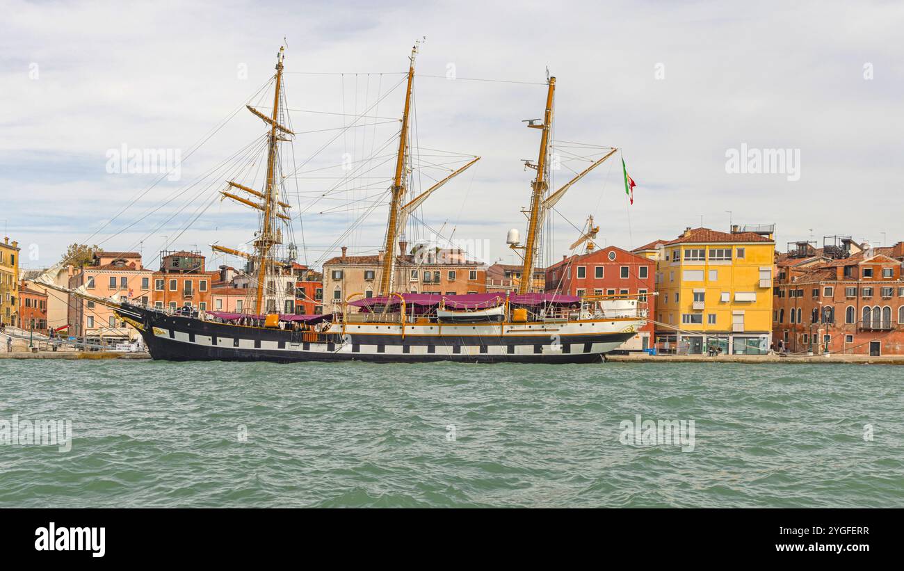 Venezia, Italia - 09 ottobre 2024: Nave da addestramento della Marina militare italiana Palinuro ormeggiata al molo di Venezia nel giorno dell'autunno. Foto Stock