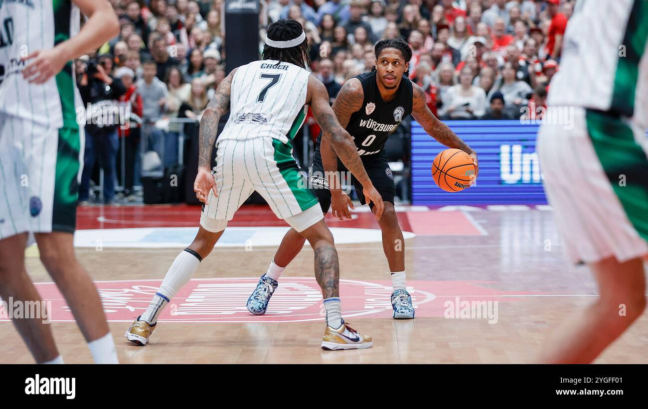 Wuerzburg, Germania. 6 novembre 2024. IM Bild: v.li. Ahmad Caver (Nanterre 92, 7) gegen Mike Lewis II (Wuerzburg Baskets, 0) 06.11.2024, FIT-One Wuerzburg Baskets vs. Nanterre 92, Basketball Champions League, 4. Spieltag, Deutschland, Wuerzburg, tectake-Arena, credito: dpa/Alamy Live News Foto Stock