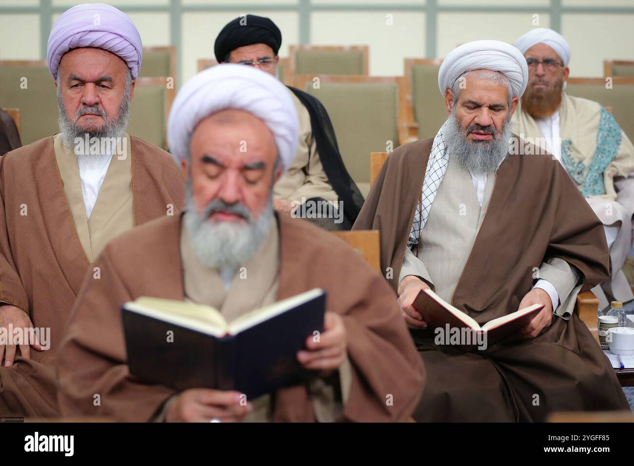 Teheran, Iran. 7 novembre 2024. I membri dell'Assemblea di esperti della leadership partecipano a una riunione con il leader supremo iraniano a Teheran. (Immagine di credito: © Ufficio del leader supremo iraniano tramite ZUMA Press Wire) SOLO USO EDITORIALE! Non per USO commerciale! Foto Stock