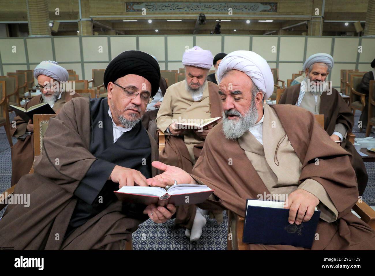 Teheran, Iran. 7 novembre 2024. I membri dell'Assemblea di esperti della leadership partecipano a una riunione con il leader supremo iraniano a Teheran. (Immagine di credito: © Ufficio del leader supremo iraniano tramite ZUMA Press Wire) SOLO USO EDITORIALE! Non per USO commerciale! Foto Stock