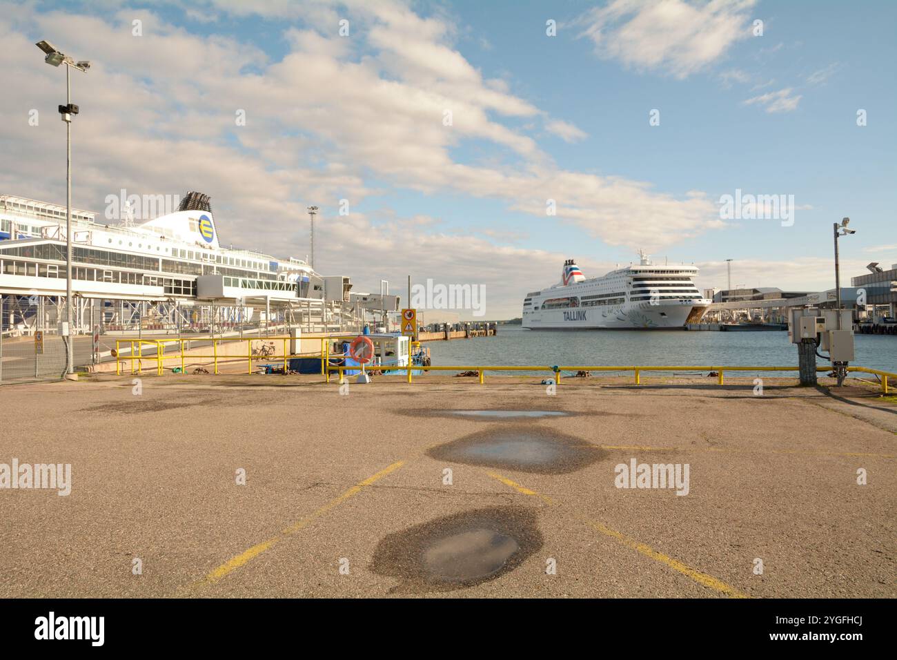 Traghetti della linea Eckerö e Tallink attraccati al terminal dei traghetti di Tallink a Tallinn - Estonia Foto Stock