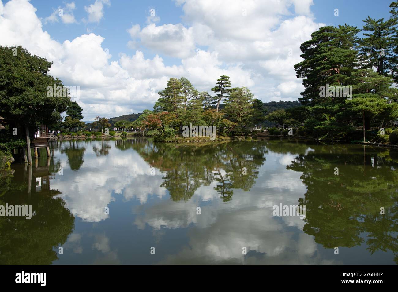 Kenrokuen Garden è uno dei 3 giardini più belli del Giappone. Un tempo un giardino privato appartenente alla famiglia Maeda e parte dei terreni del castello di Kanazawa Foto Stock