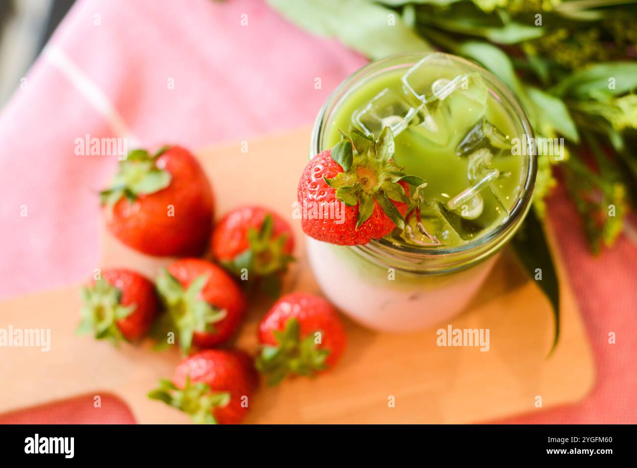 Strawberry Matcha in mostra al Cafe Foto Stock