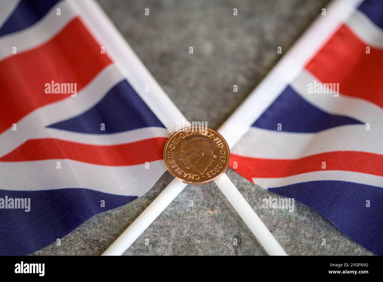 Moneta da 2p, sua altezza reale Re Carlo III, sulle due bandiere Union Jack Foto Stock