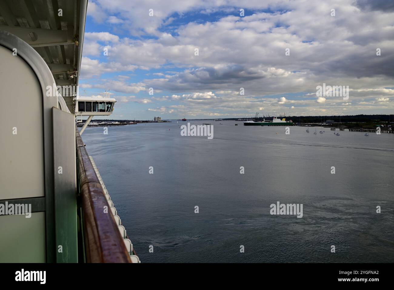 Southampton Water, guardando verso il Solent dalla nave da crociera P&o Ventura al terminal Mayflower. Foto Stock