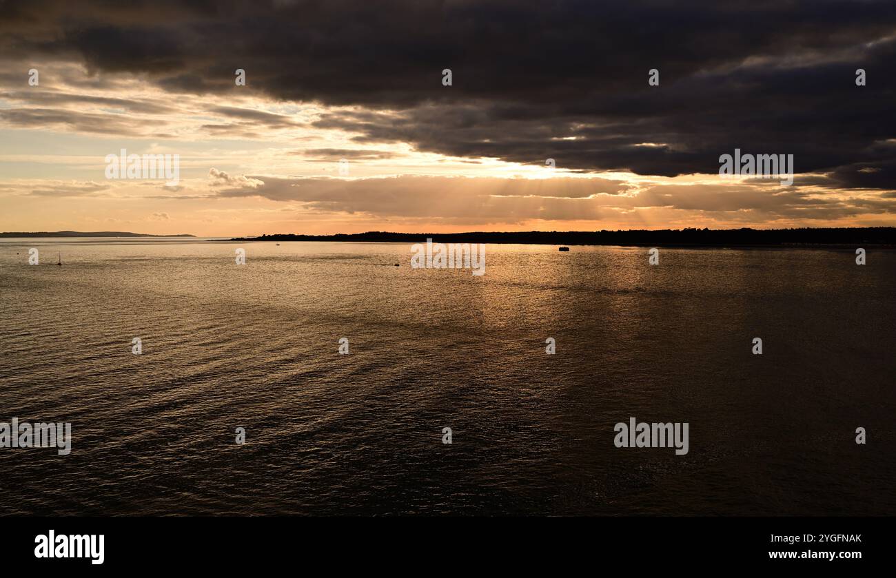 Tramonto su Southampton Water, Hampshire. Foto Stock