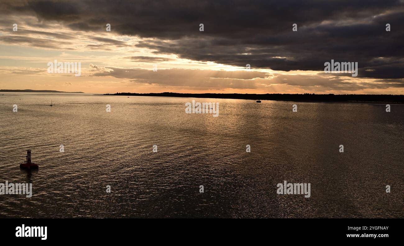 Tramonto su Southampton Water, Hampshire. Foto Stock