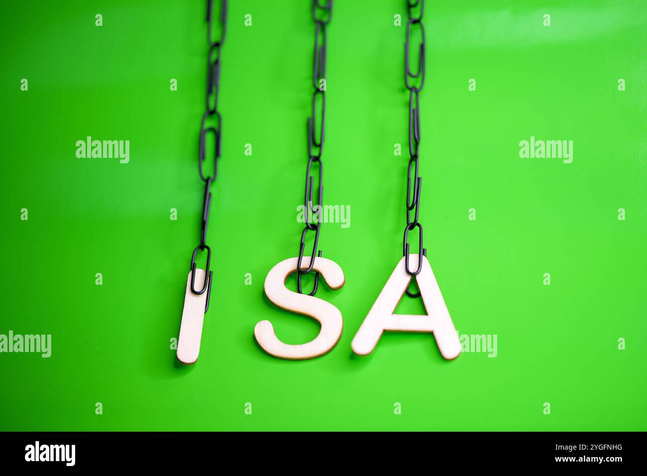 ISA, i S A , conto di risparmio individuale, investimenti, nuovo anno finanziario, lettere di legno appese su graffette nere su sfondo verde. Foto Stock