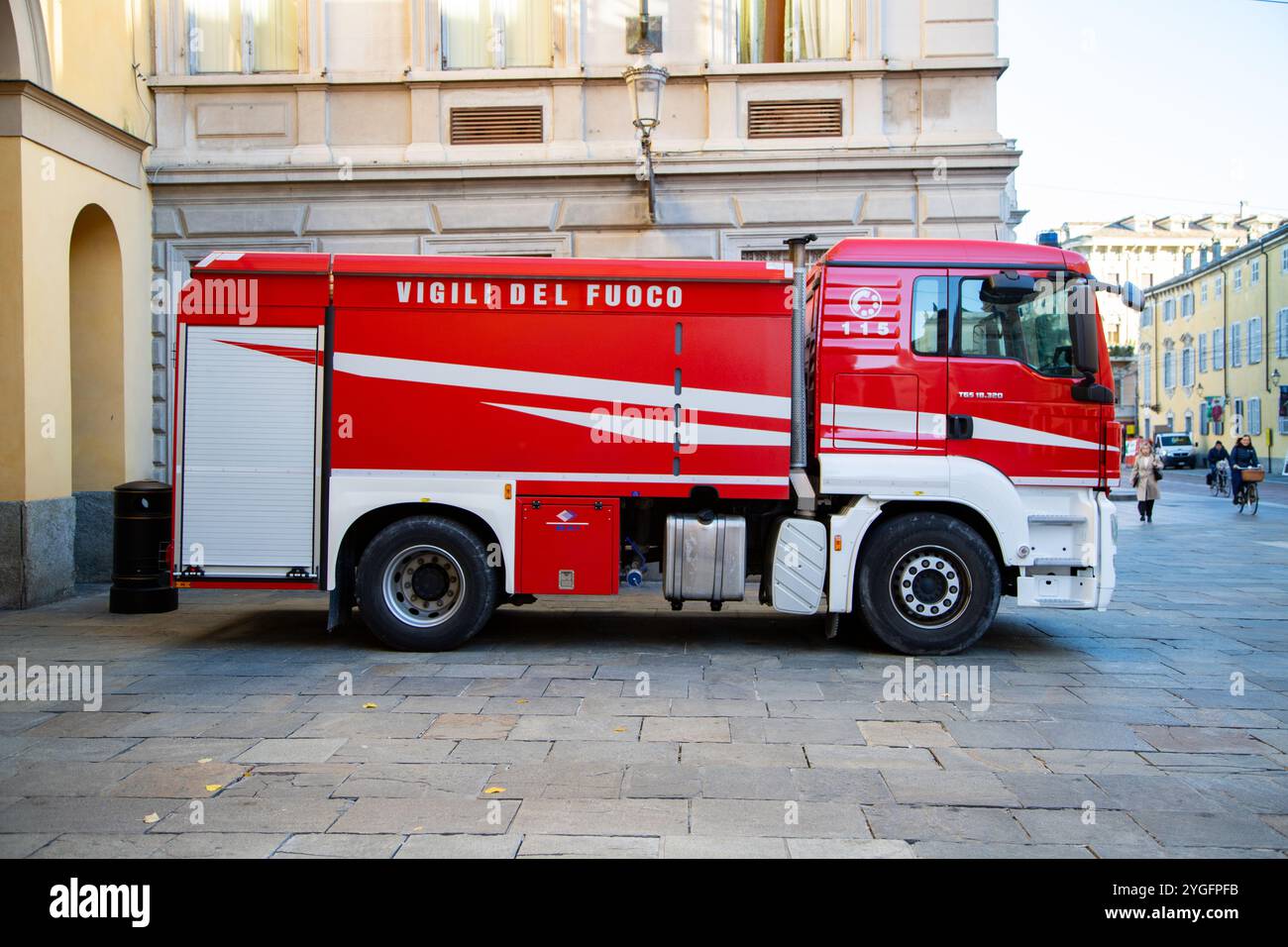 Camion antincendio parcheggiato in centro città, con servizi di emergenza e sicurezza urbana, perfetto per la prevenzione degli incendi e la comunità Foto Stock