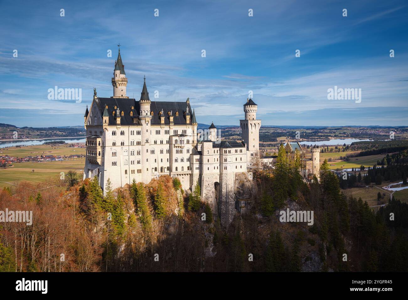 Castello di Neuschwanstein su una collina con vista sulla Baviera in Germania. Foto Stock