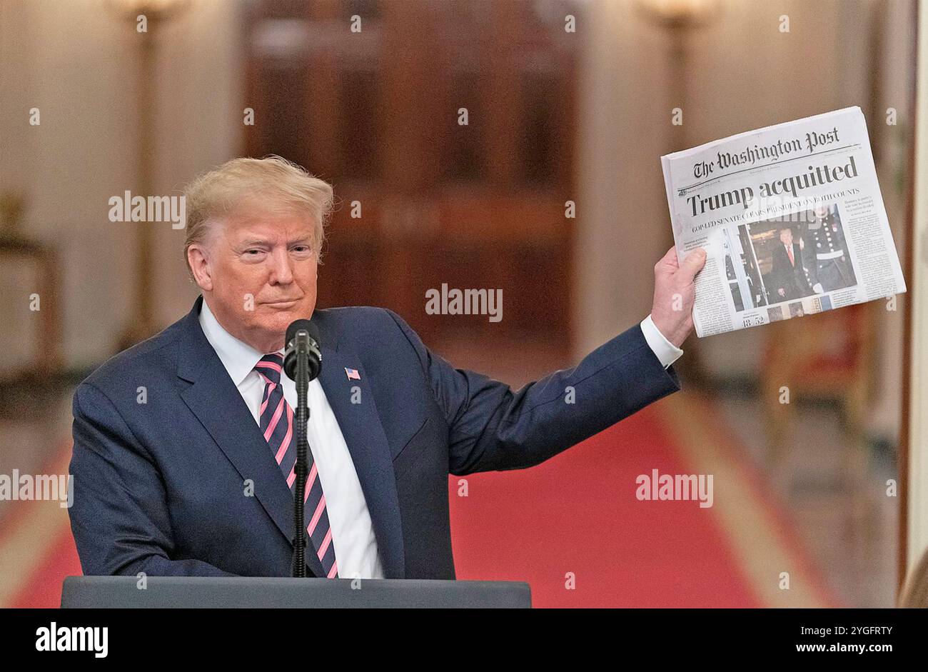 DONALD TRUMP, presidente degli Stati Uniti, in possesso di una copia del Washington Post il 6 febbraio 2020, per la sua assoluzione da due accuse di impeachment Foto Stock