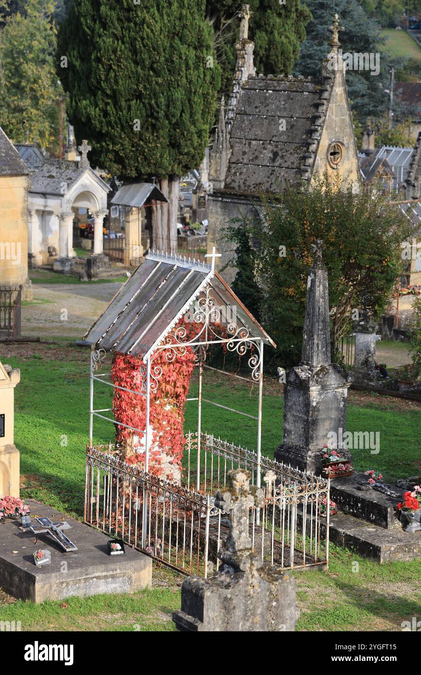 Giorno e festa dei morti in un cimitero di campagna. Cimitero, tomba, volta, memoria del defunto, religione cattolica, crisantemi. Cassaforte di famiglia. Nuova A. Foto Stock