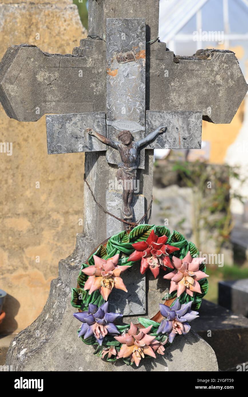 Giorno e festa dei morti in un cimitero di campagna. Cimitero, tomba, volta, memoria del defunto, religione cattolica, crisantemi. Cassaforte di famiglia. Nuova A. Foto Stock