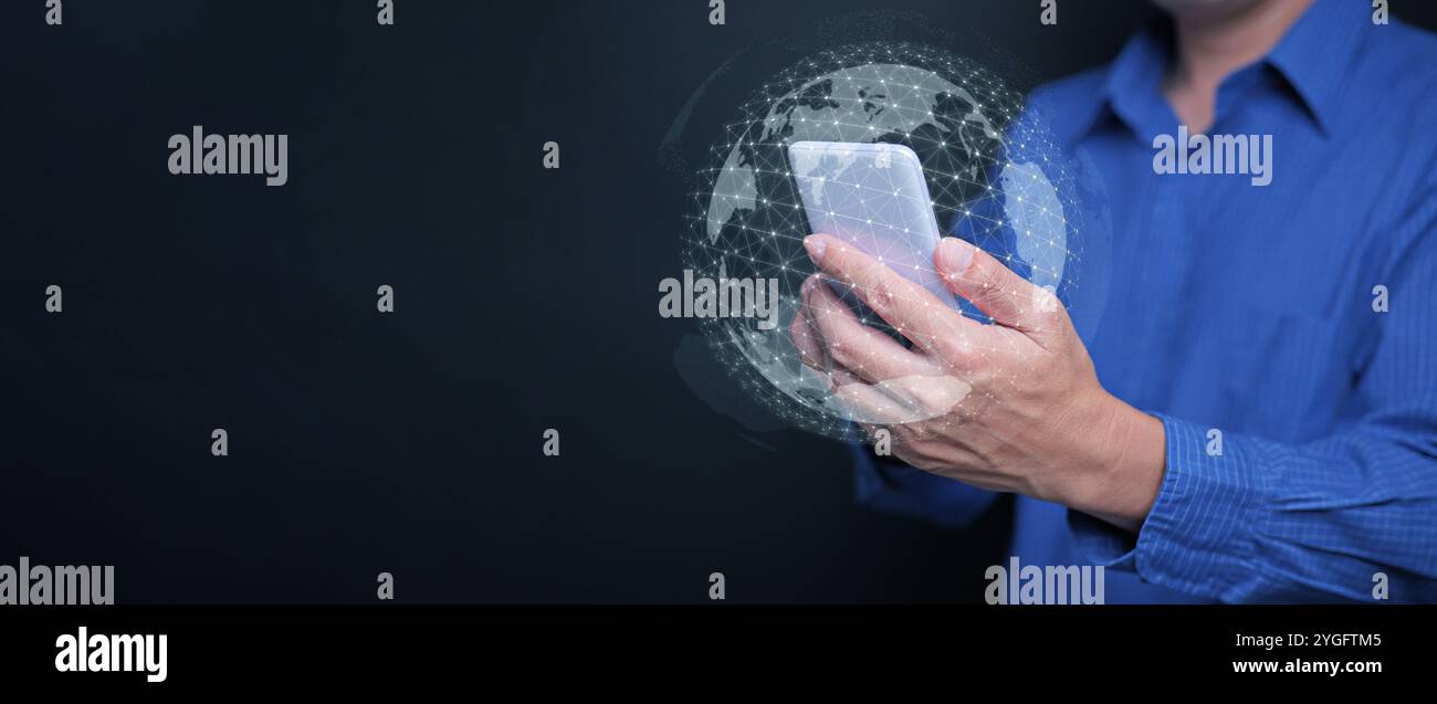 Tutto il mondo nelle tue mani. Globo digitale con connessione di rete che circonda lo smartphone di un uomo che rappresenta la possibilità di accedere ai comunicati Foto Stock