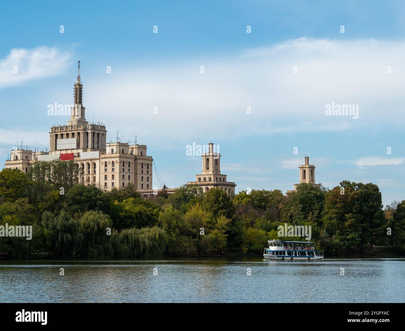 Vista dal Parco Herastrau della Casa della stampa libera - Casa Presei libere, Bucarest, Romania Foto Stock
