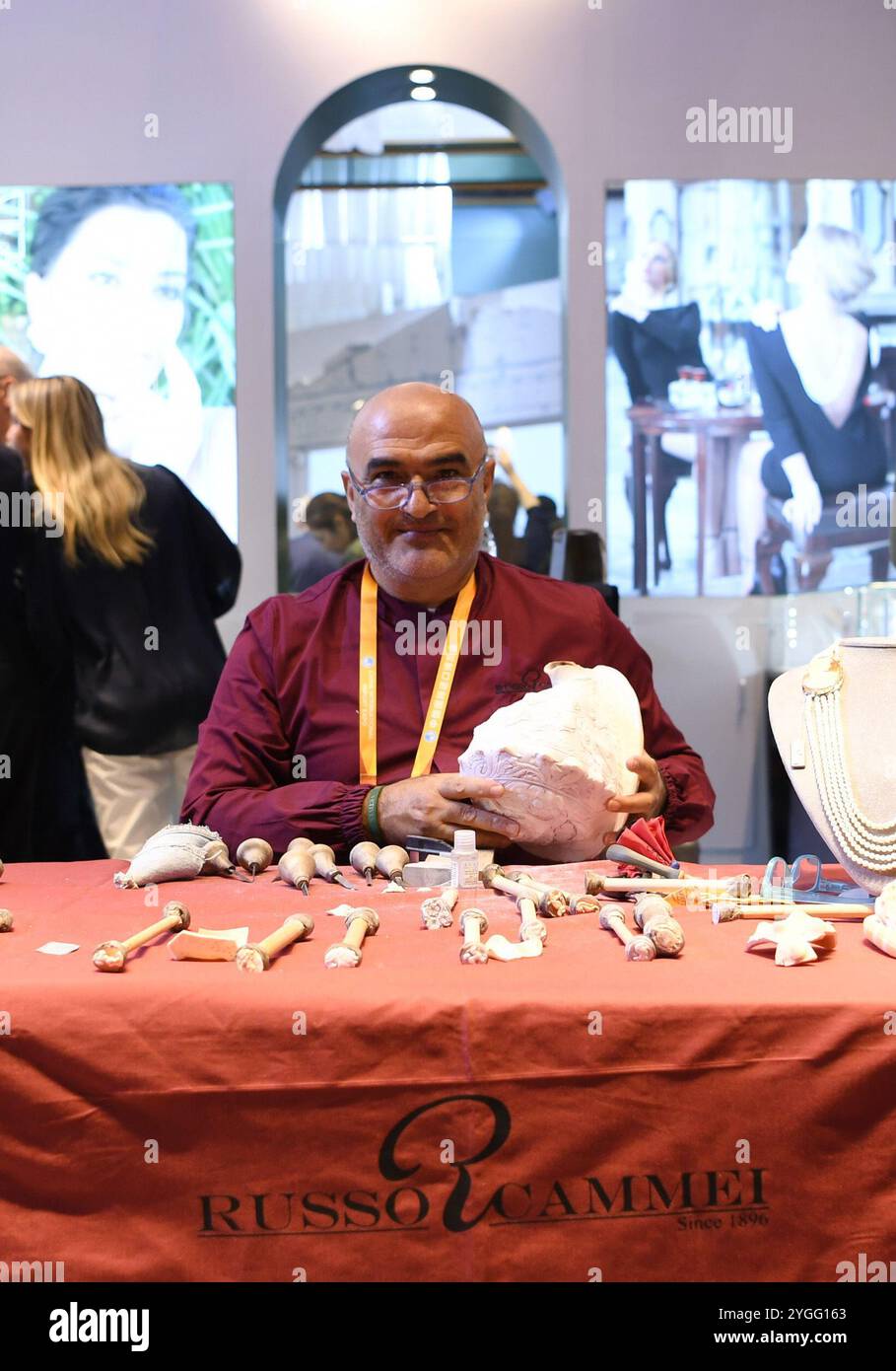 (241107) -- SHANGHAI, 7 novembre 2024 (Xinhua) -- Ciro Esposito, uno scultore di conchiglie senior di Russo Cammei, è raffigurato durante la settima China International Import Expo (CIIE) a Shanghai, 6 novembre 2024. Russo Cammei, un rinomato marchio di gioielli specializzato in camei con sede a Napoli, nel sud Italia, ha un patrimonio secolare e un'eredità culturale. Produce e vende principalmente gioielli artigianali realizzati con materiali naturali come conchiglie e agata. Quest'anno segna il sesto anno consecutivo della partecipazione di Russo Cammei al CIIE, con circa 200 opere d'arte. Foto Stock